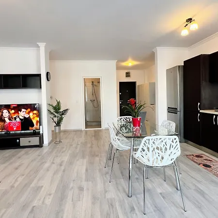 Red Riviera Suite&lake