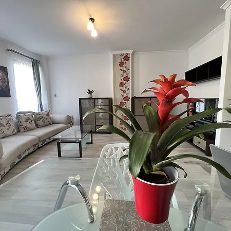 Red Riviera Suite&lake