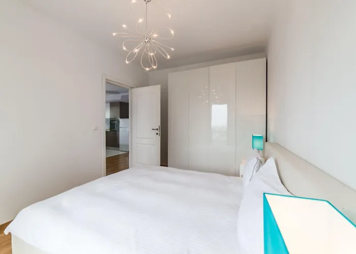 Red Riviera Suite&lake