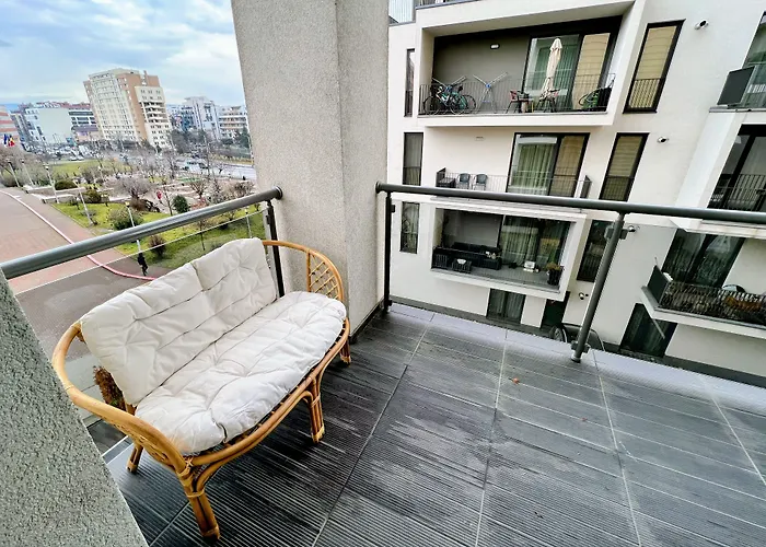 Red Riviera Suite&lake